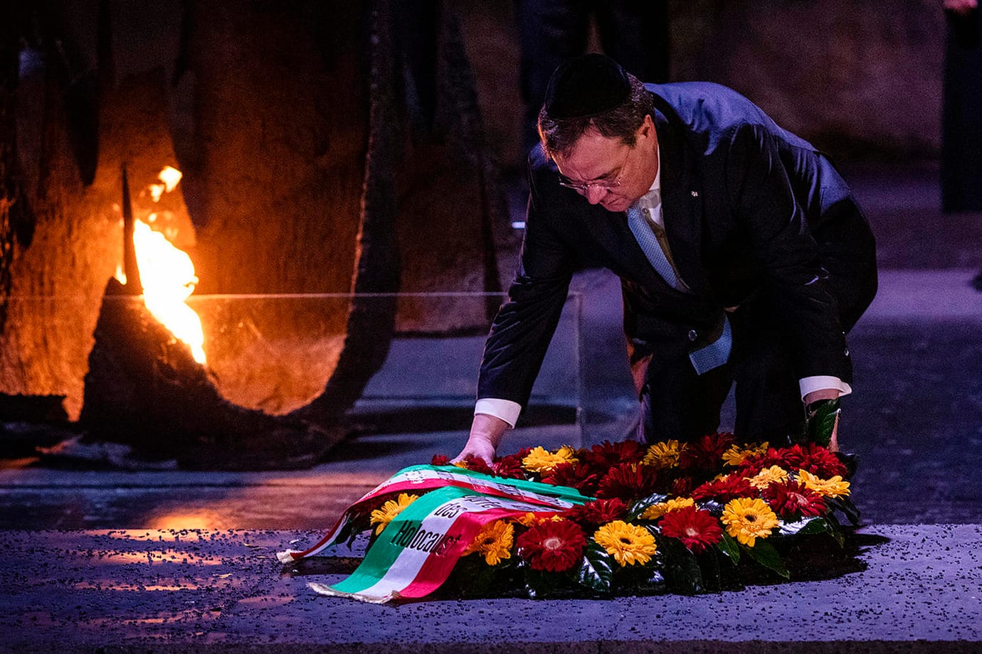Armin Laschet (CDU) in Yad Vashem: Der Ministerpräsident von Nordrhein-Westfalen legt in der Holocaust-Gedenkstätte einen Kranz neben der ewigen Flamme nieder.