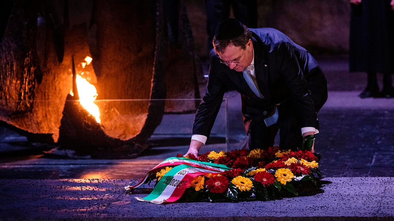 Armin Laschet (CDU) in Yad Vashem: Der Ministerpräsident von Nordrhein-Westfalen legt in der Holocaust-Gedenkstätte einen Kranz neben der ewigen Flamme nieder.