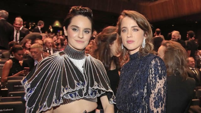 Die Schauspielerinnen Noemie Merlant (l) und Adele Haenel bei der César-Verleihung.