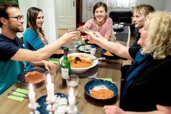 Philipp (l-r), Magali, Lorena, Torben und Astrid beim "Running Dinner".