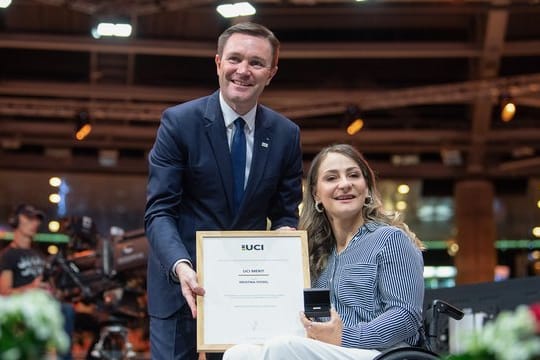 UCI-Präsident David Lappartient übergibt Kristina Vogel den Ehrenpreis.