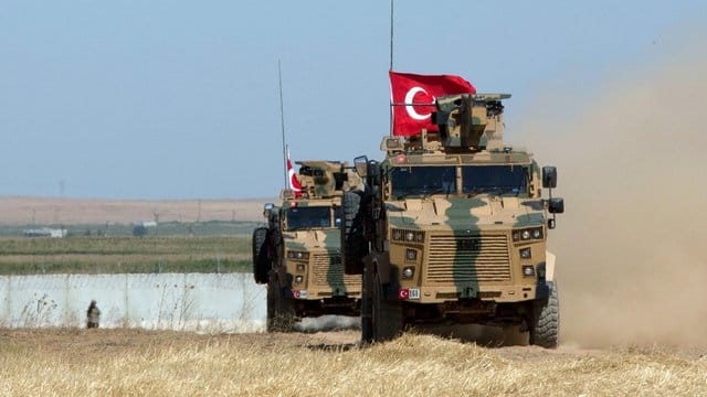 Gepanzerte Militärfahrzeuge der türkischen Streitkräfte auf der syrischen Seite der Grenze zur Türkei. Gepanzerte Militärfahrzeuge der türkischen Streitkräfte auf der syrischen Seite der Grenze zur Türkei.