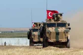Gepanzerte Militärfahrzeuge der türkischen Streitkräfte auf der syrischen Seite der Grenze zur Türkei.