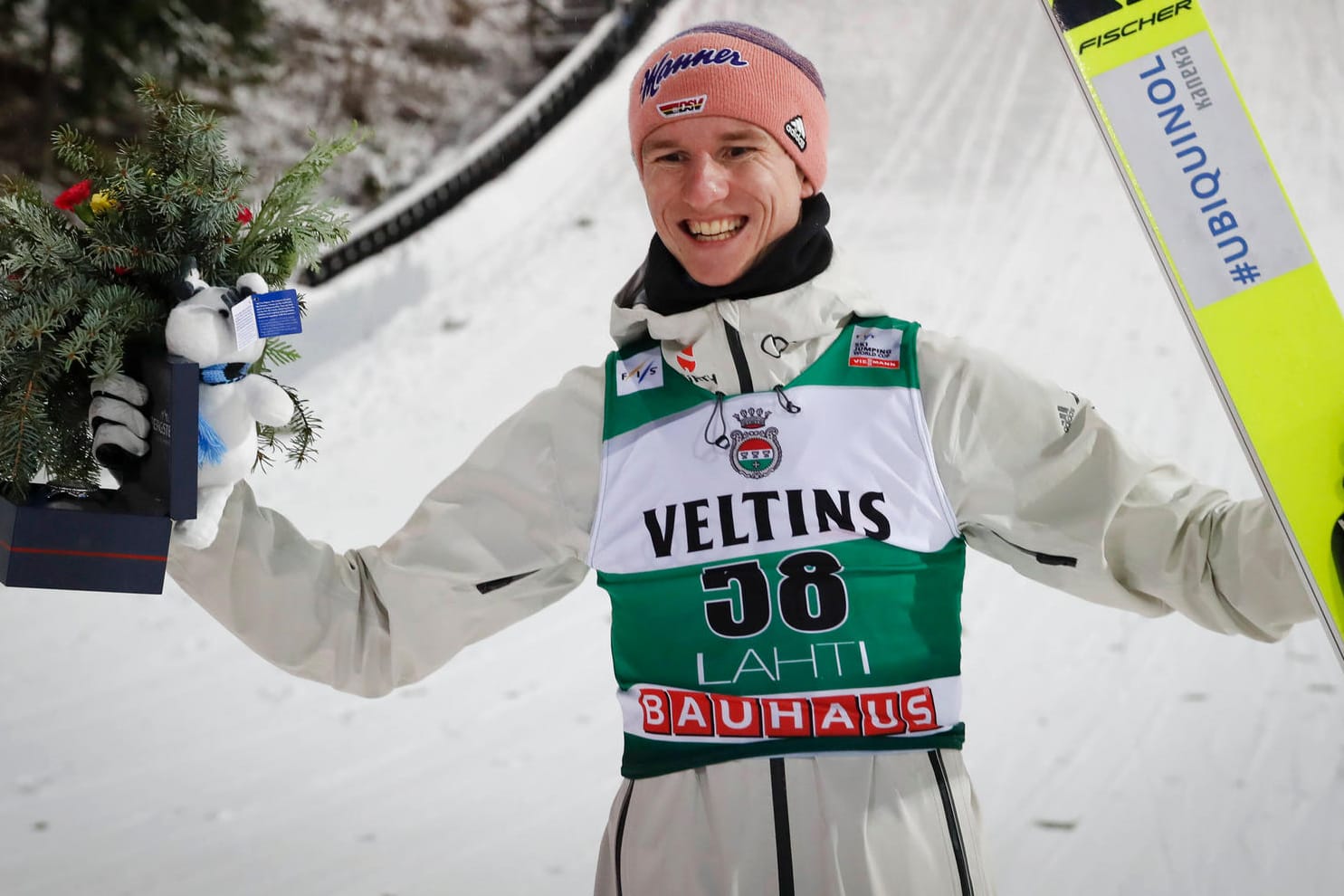 Überglücklich: Karl Geiger feiert seinen Erfolg in Lahti.