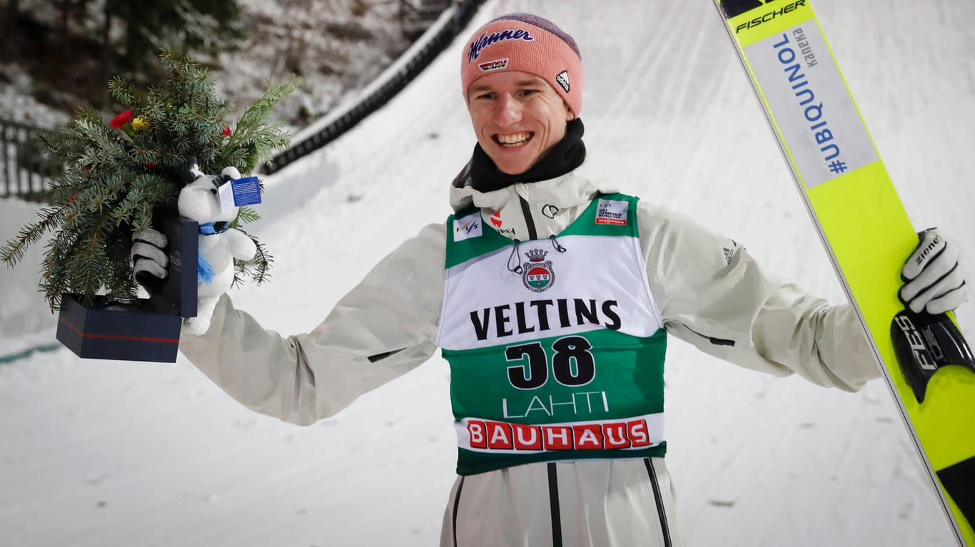 Überglücklich: Karl Geiger feiert seinen Erfolg in Lahti.