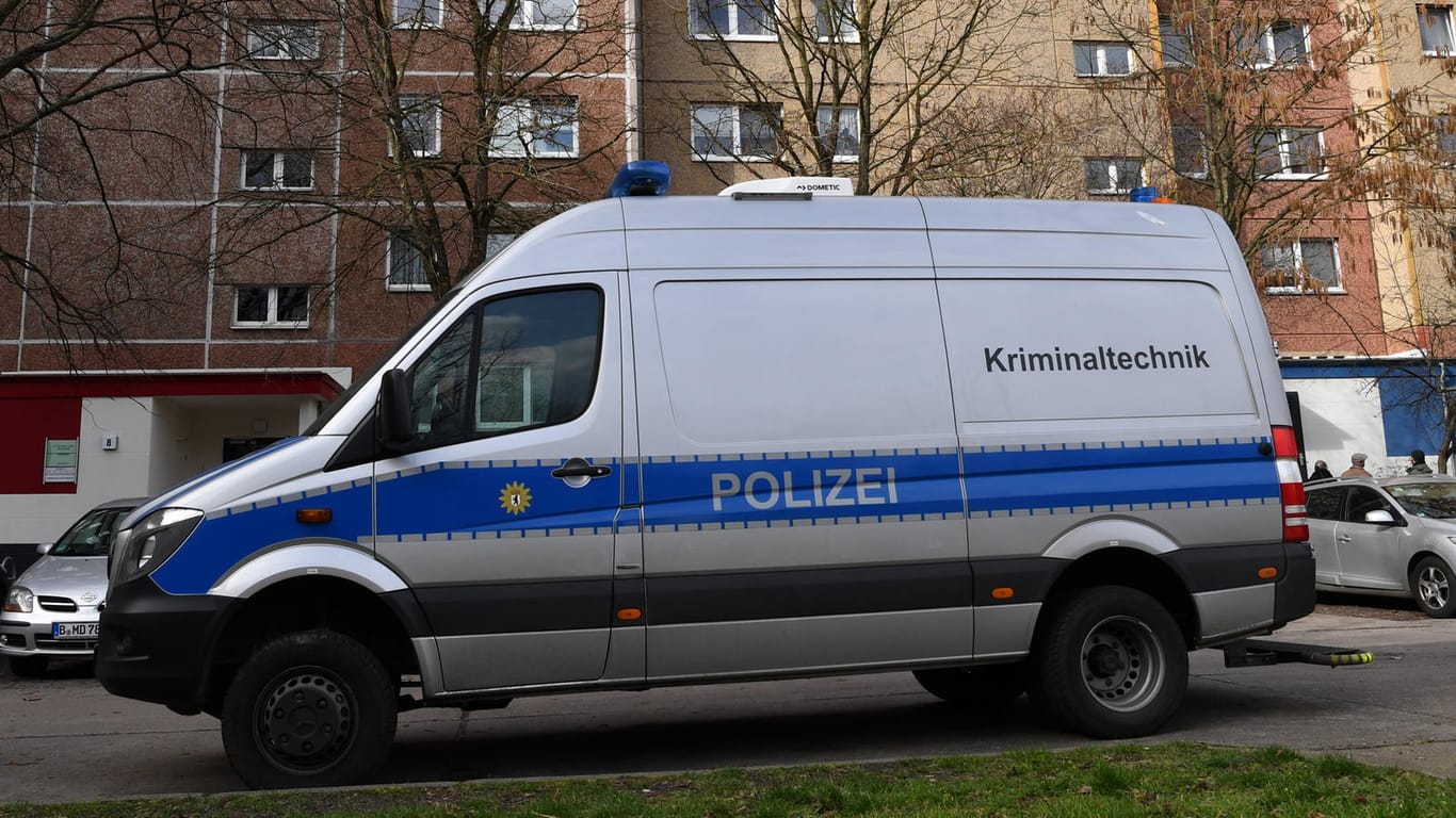 Ein Wagen der Kriminaltechnik der Polizei vor dem Tatort in Berlin-Marzahn: In einer Wohnung wurden die Leichen einer Mutter und ihrer Tochter entdeckt.