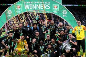 Die Spieler von Manchester City jubeln über den erneuten Gewinn des Liga-Pokals.