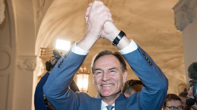 Burkhard Jung (SPD), der wiedergewählte Oberbürgermeister von Leipzig, jubelt beim Betreten des Rathauses. Burkhard Jung (SPD), der wiedergewählte Oberbürgermeister von Leipzig, jubelt beim Betreten des Rathauses.