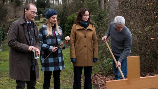 Brauner (Martin Brambach), Alwa Sörensen (Lisa Werlinder), Matthias Hamm (Ralph Herforth) und Jana Winter (Natalia Wörner) stehen an Nicoles Grab-.