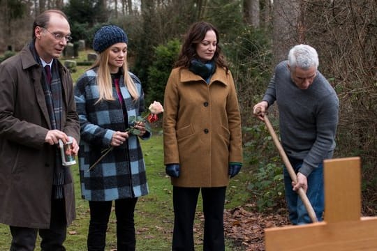 Brauner (Martin Brambach), Alwa Sörensen (Lisa Werlinder), Matthias Hamm (Ralph Herforth) und Jana Winter (Natalia Wörner) stehen an Nicoles Grab-.