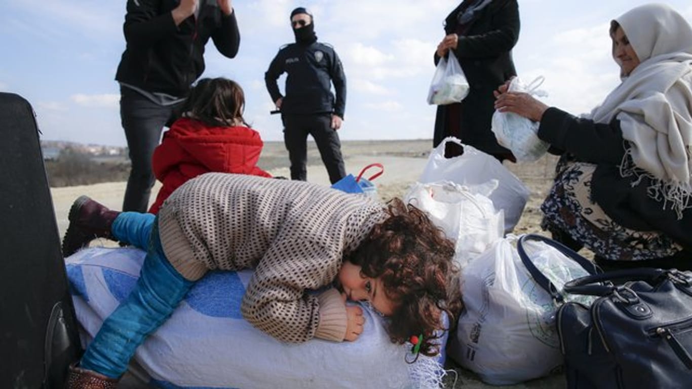 In der Nähe des Grenzübergangs Pazarakule ruht sich ein Kind auf einem Sack mit Habseligkeiten aus.