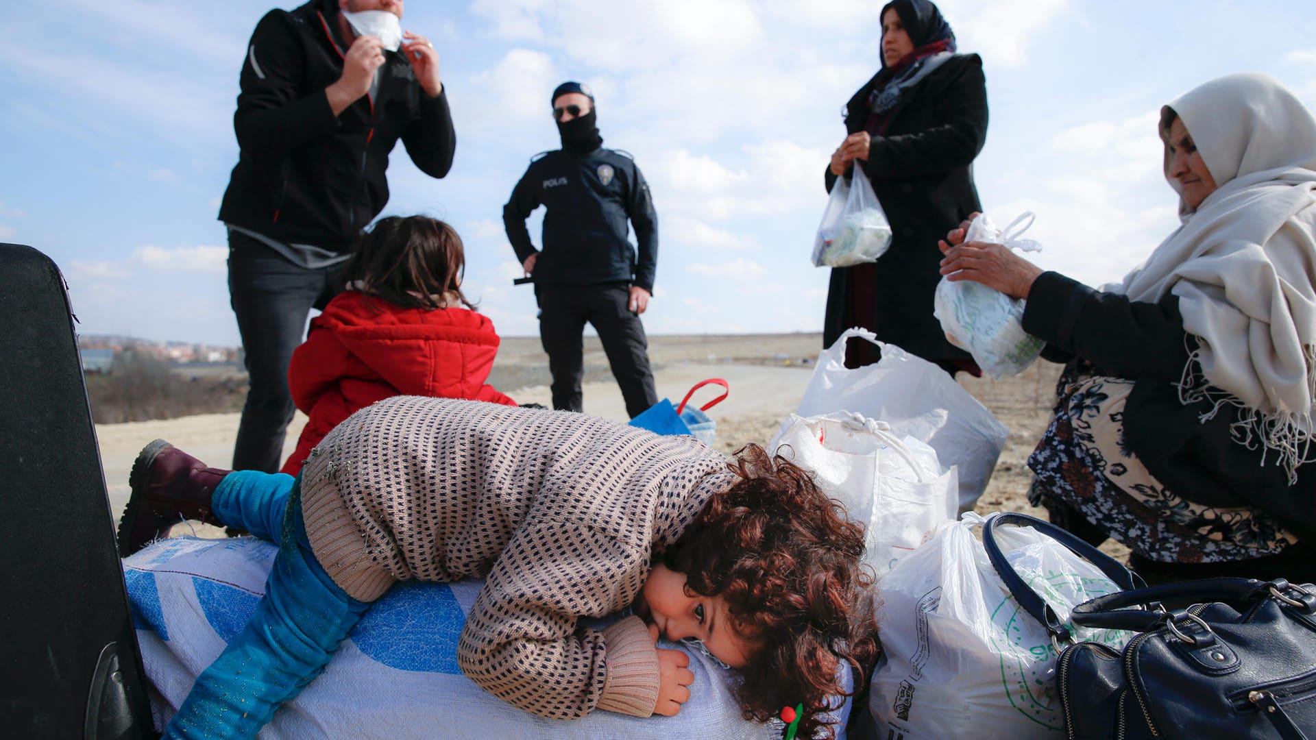 Migranten an der griechisch-türkischen Grenze: er türkische Präsident Erdogan erklärte die Grenzen seines Landes zu Europa am 29. Februar für offen.