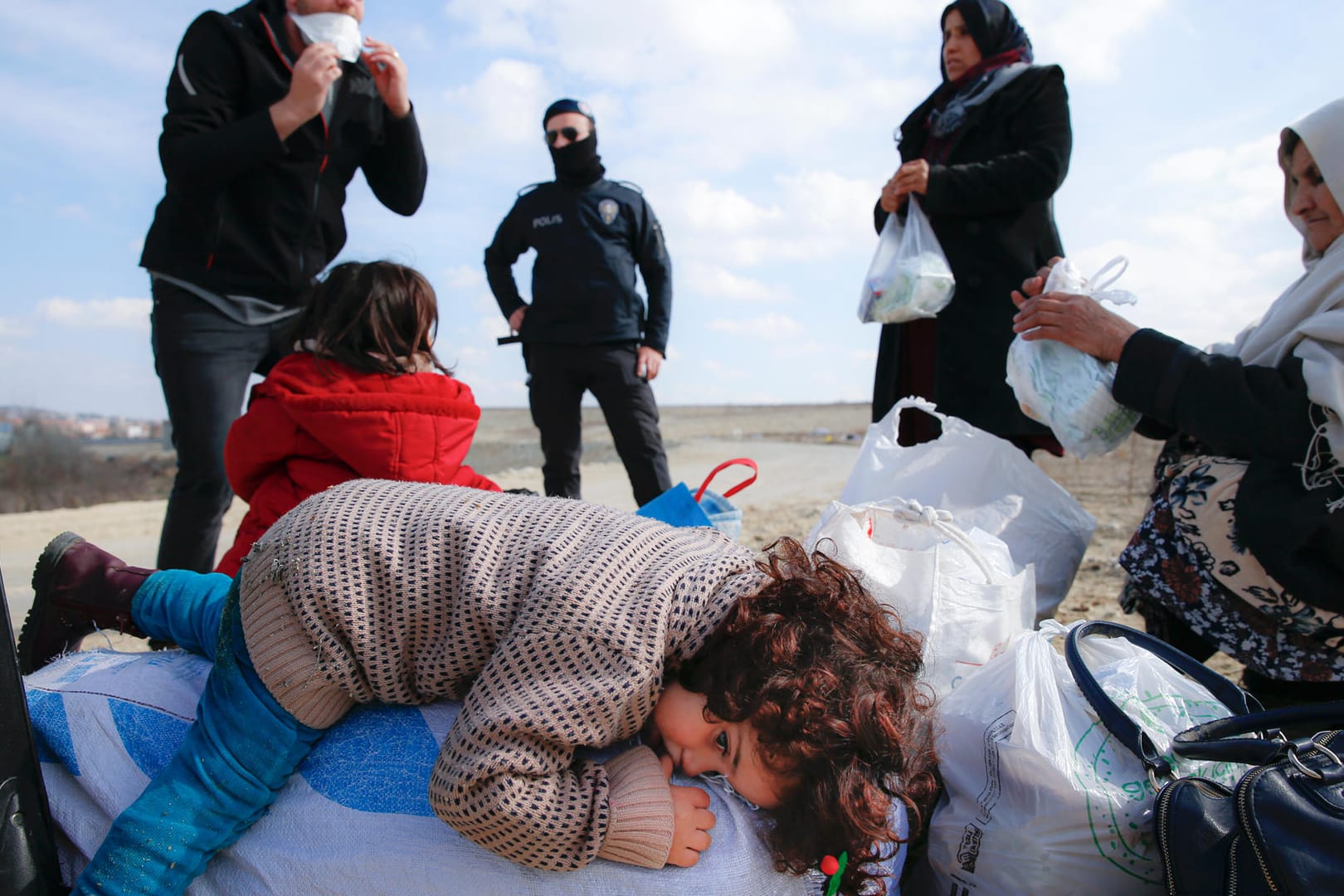 Migranten an der griechisch-türkischen Grenze: er türkische Präsident Erdogan erklärte die Grenzen seines Landes zu Europa am 29. Februar für offen.