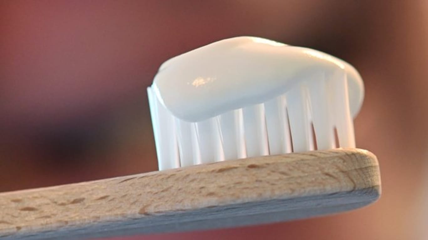 Mit Zahnpasta kann man die Zähne putzen - oder Parkett polieren.