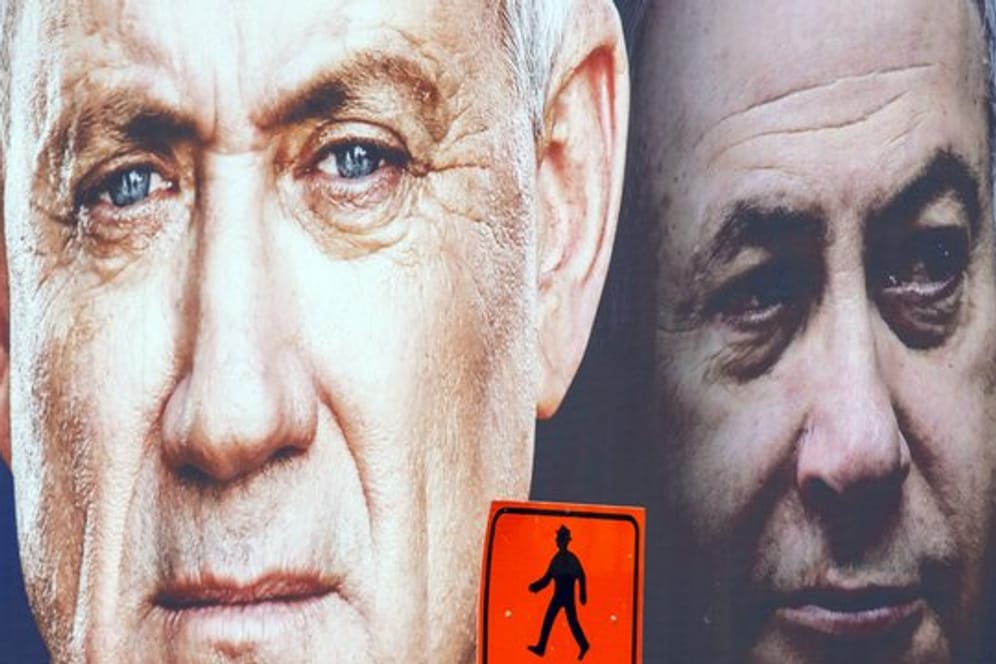 Ein Wahlplakat zeigt Benny Gantz (l) neben Ministerpräsident Benjamin Netanjahu.