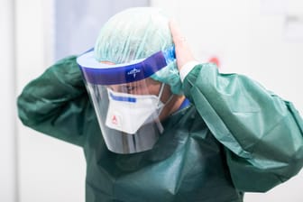 Eine Ärztin auf einer Infektionsstation: Besonders stark betroffenen ist der Kreis Heinsberg in Nordrhein-Westfalen.