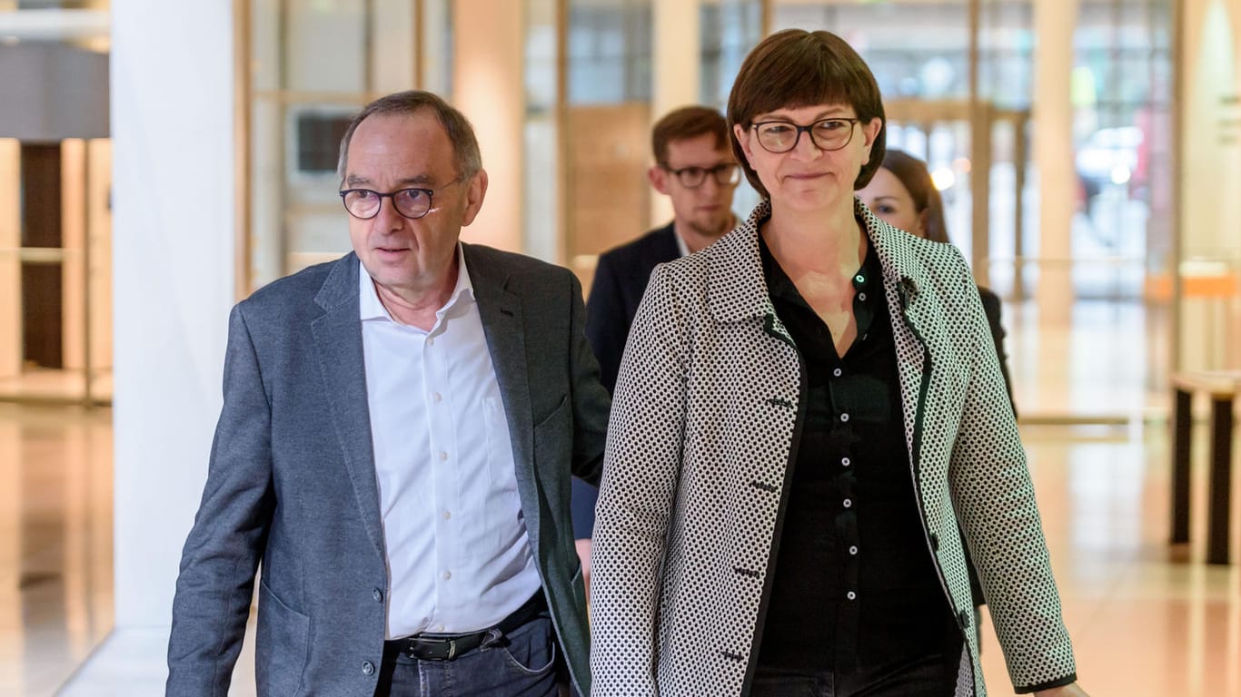 Die beiden Parteivorsitzenden Saskia Esken und Norbert Walter-Borjans: Führenden Akteure hätten sich scheinbar an den Zustand einer 13- bis 14-Prozent-Partei gewöhnt, sagt Gabriel.