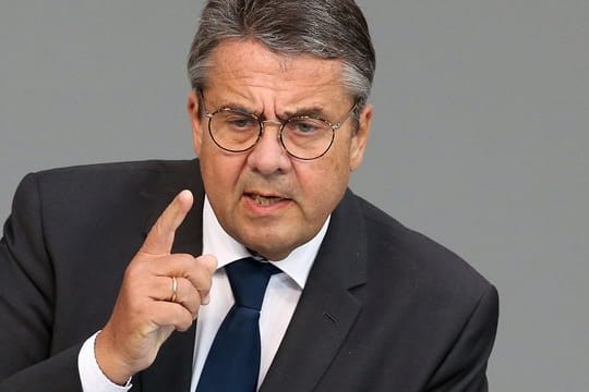 Sigmar Gabriel (SPD) teilt in seinem Buch gegen die Führungsspitze seiner Partei aus.