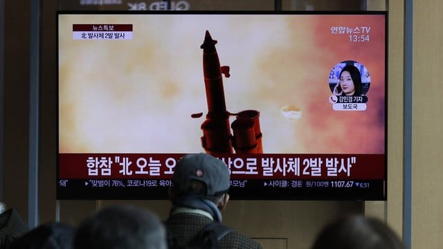 Nordkorea hat nach Angaben des südkoreanischen Militärs mindestens zwei nicht identifizierte Projektile in Richtung offenes Meer abgefeuert.