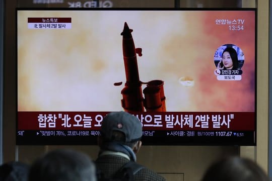 Nordkorea hat nach Angaben des südkoreanischen Militärs mindestens zwei nicht identifizierte Projektile in Richtung offenes Meer abgefeuert.