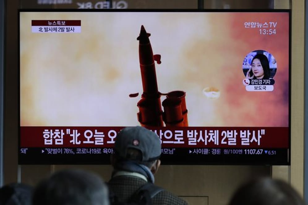Nordkorea hat nach Angaben des südkoreanischen Militärs mindestens zwei nicht identifizierte Projektile in Richtung offenes Meer abgefeuert.