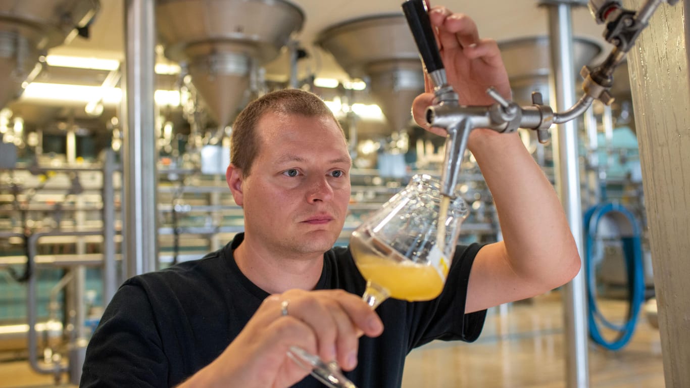 Glutenfreies Bier: Stefan Hanke, Leiter der Versuchsbrauerei der Bitburger Braugruppe, zwickelt (füllt) eine Probe des neuen Bieres aus dem Lagertank in ein Glas.