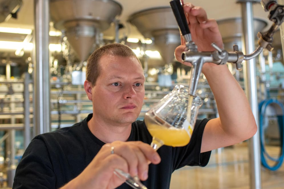 Glutenfreies Bier: Stefan Hanke, Leiter der Versuchsbrauerei der Bitburger Braugruppe, zwickelt (füllt) eine Probe des neuen Bieres aus dem Lagertank in ein Glas.