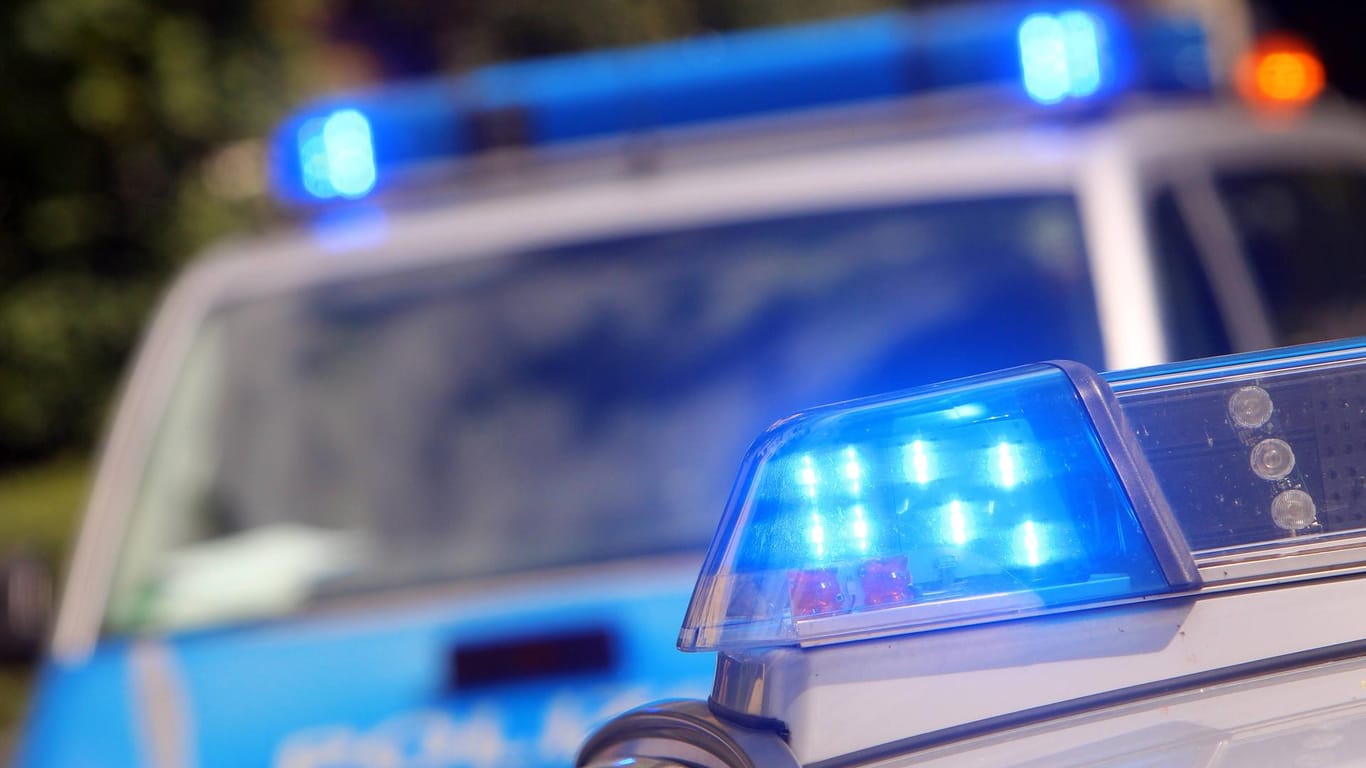 Einsatzwagen der Polizei bei einem Einsatz: In Berlin-Schöneberg hat es offenbar ein illegales Autorennen gegeben.