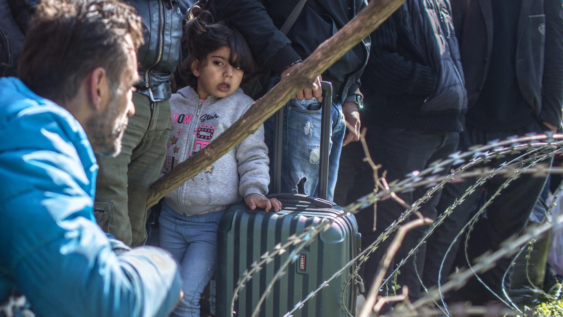 Migranten stehen am bereits geschlossenen türkisch-griechischen Grenzübergang: Nicht nur Erdogan ist schuld an der Situation der Migranten.