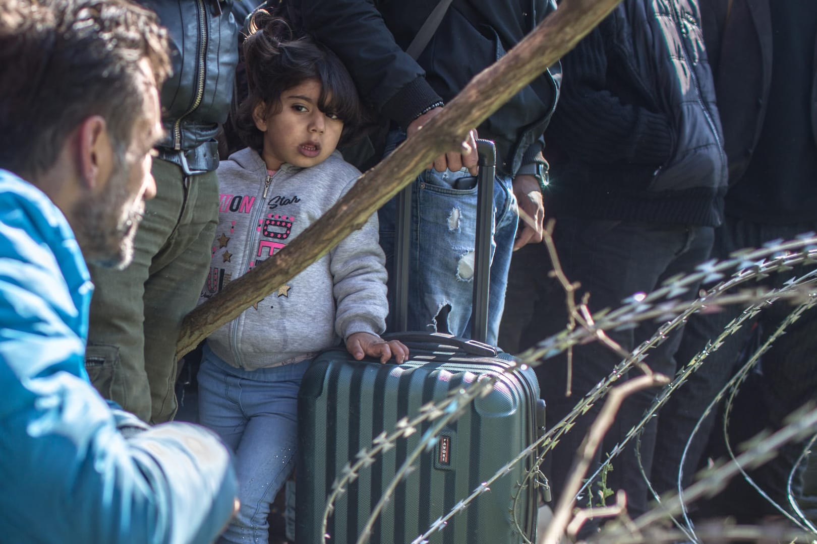 Migranten stehen am bereits geschlossenen türkisch-griechischen Grenzübergang: Nicht nur Erdogan ist schuld an der Situation der Migranten.