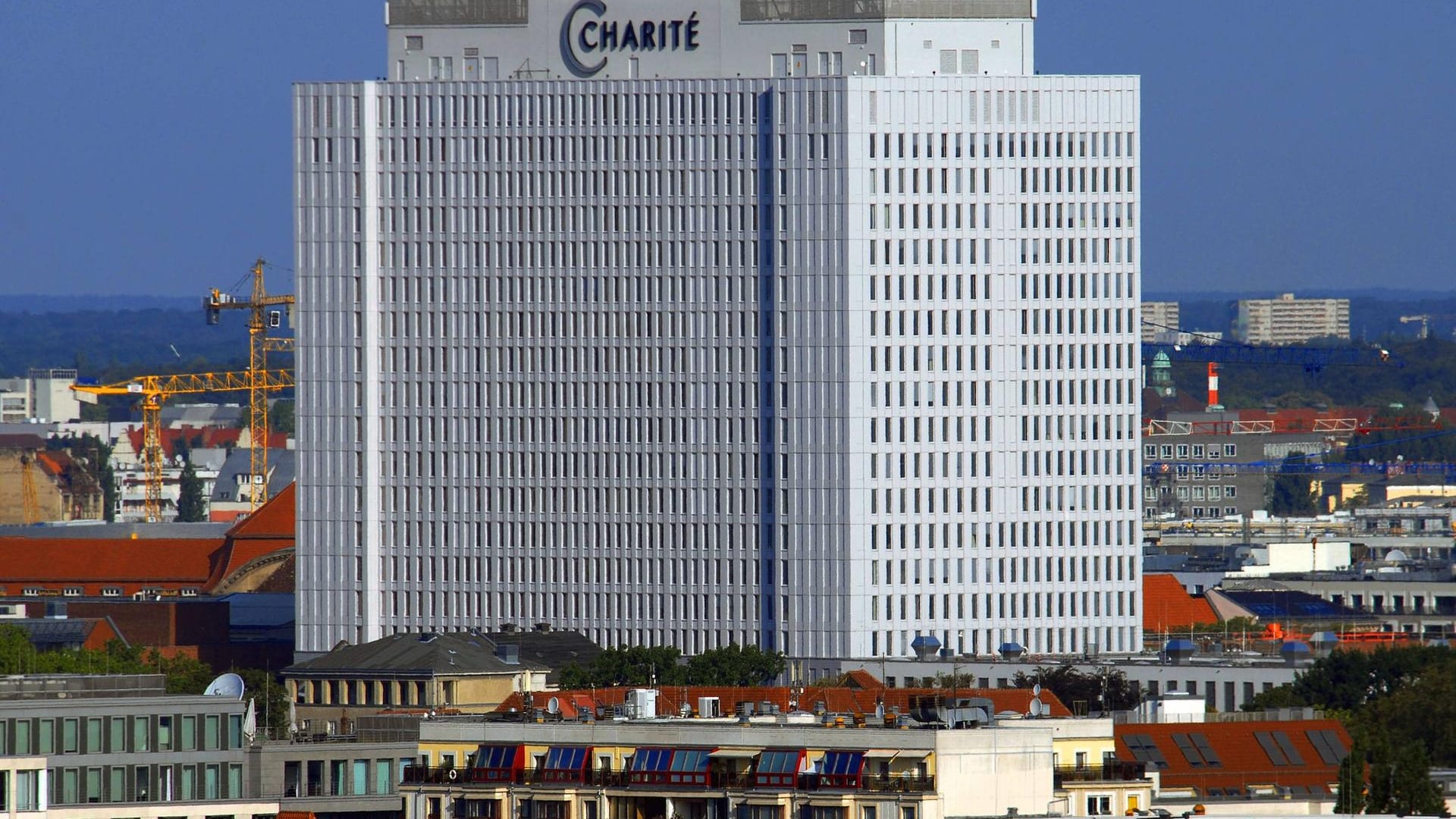 Das Hochhaus der Berliner Charité: Dort wird derzeit der erste Corona-Patient in der Stadt behandelt.