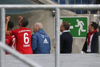 Bayern-Profi Thiago Alcantara gestikuliert zur Fankurve: Nach einer Unterbrechung verlassen die Spieler den Platz.