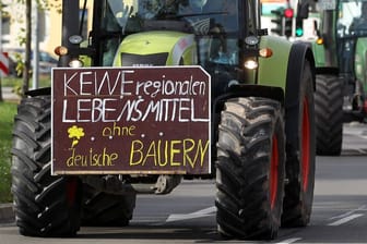 Bundesweiter Bauernstreik: Im vergangenen Oktober fuhren Hunderte Demonstranten mit Traktoren durch Deutschland – einige bis nach Berlin.