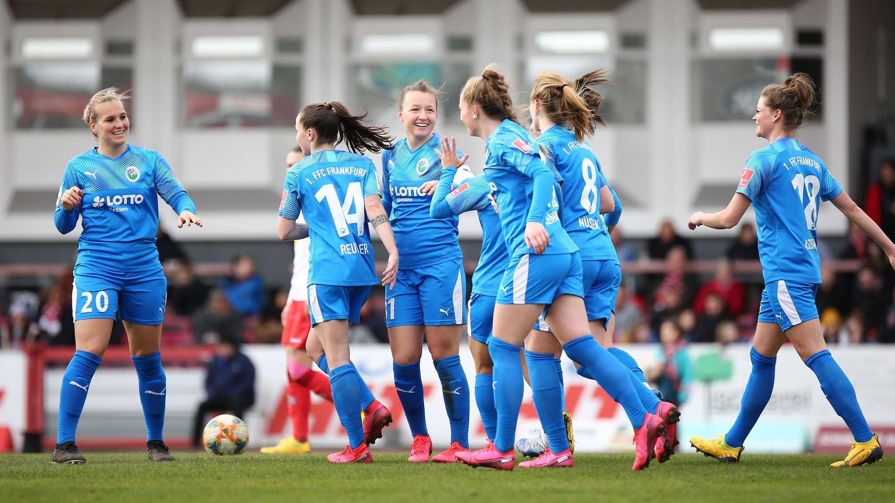 Spielerinnen des 1. FFC Frankfurt: Gegen den 1. FC Köln gelangen ihnen vier Tore in gerade einmal 16 Minuten.