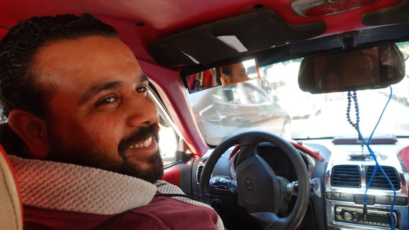 Taxifahrer Mahmoud Saad erklärt die Hup-Codes in Kairo.
