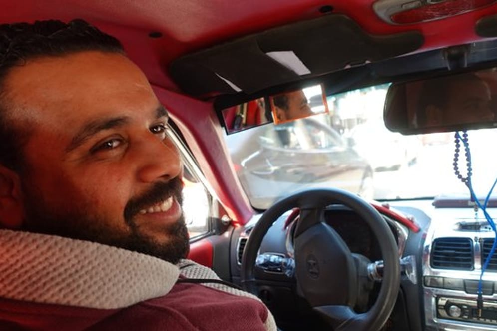 Taxifahrer Mahmoud Saad erklärt die Hup-Codes in Kairo.