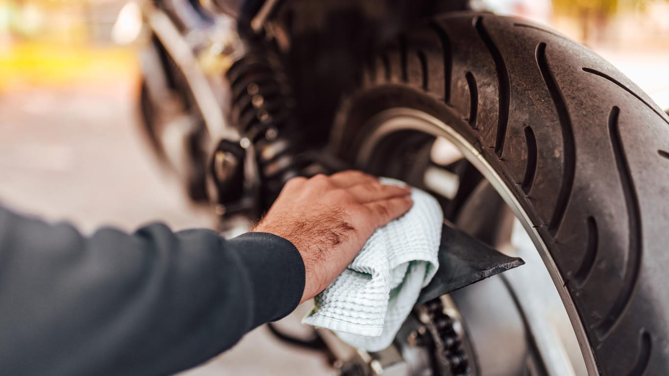 Motorrad: Beim Luftdruck der Reifen sollte man die empfohlenen Werte in der Betriebsanleitung möglichst genau einhalten.