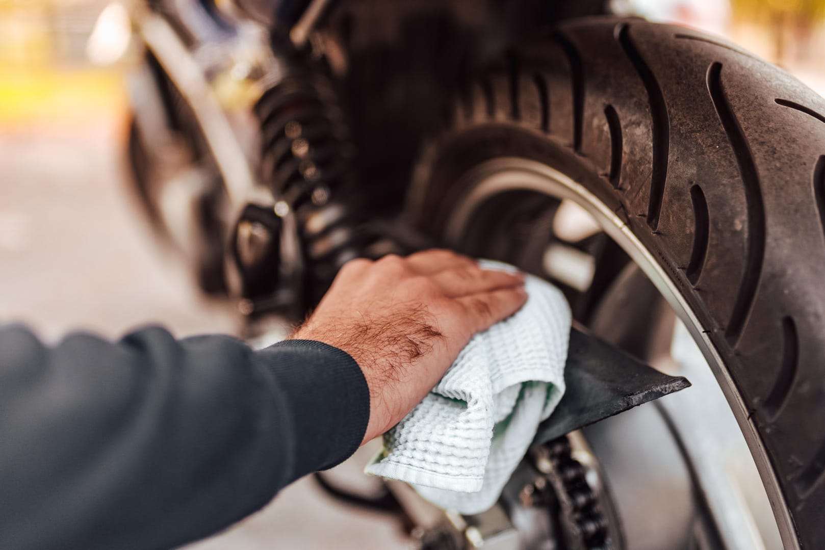 Motorrad: Beim Luftdruck der Reifen sollte man die empfohlenen Werte in der Betriebsanleitung möglichst genau einhalten.