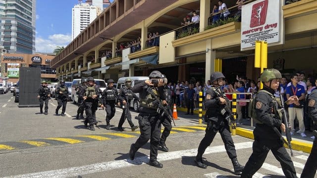 Ein ehemaliger Sicherheitsmann soll in einem Einkaufszentrum im Großraum der philippinischen Hauptstadt Manila Geiseln genommen haben. Ein ehemaliger Sicherheitsmann soll in einem Einkaufszentrum im Großraum der philippinischen Hauptstadt Manila Geiseln genommen haben.