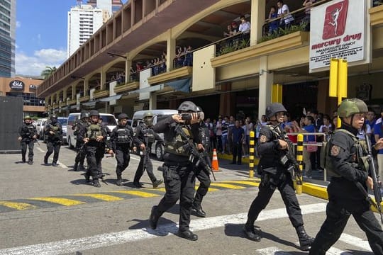 Ein ehemaliger Sicherheitsmann soll in einem Einkaufszentrum im Großraum der philippinischen Hauptstadt Manila Geiseln genommen haben.