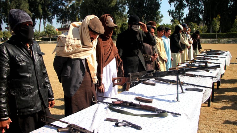 Taliban-Kämpfer geben ihre Waffen ab: Anfang Februar haben 28 radikalislamische Kämpfer ihre Waffen niedergelegt.