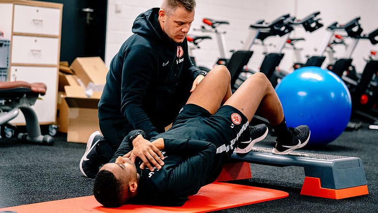 Gelson Fernandes mit Reha-Trainer Benjamin Sommer: Der Eintracht-Profi hofft, zum möglichen DFB-Halbfinale wieder fit zu sein.