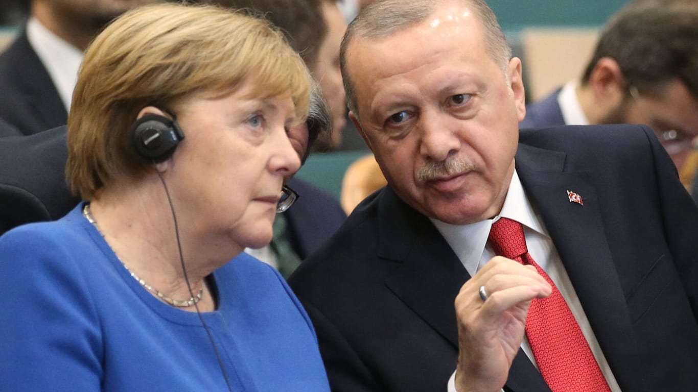 Angela Merkel im Januar in Istanbul: Bei einem Staatsbesuch unterhält sich die deutsche Bundeskanzlerin mit dem türkischen Präsidenten Recep Tayyip Erdogan. (Archivbild)