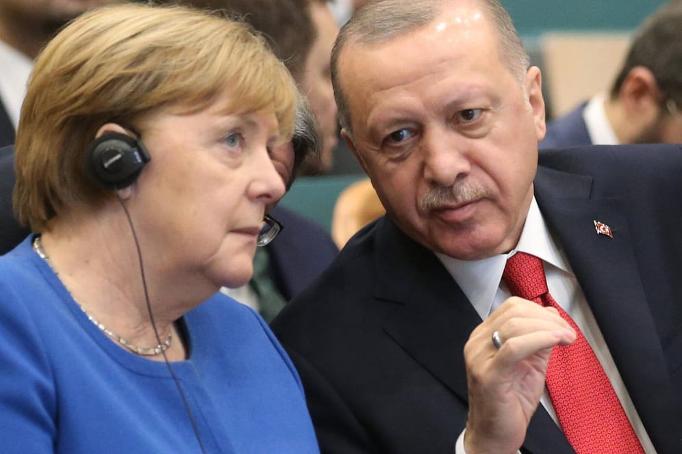 Angela Merkel im Januar in Istanbul: Bei einem Staatsbesuch unterhält sich die deutsche Bundeskanzlerin mit dem türkischen Präsidenten Recep Tayyip Erdogan. (Archivbild)