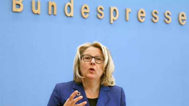 Bundesumweltministerin Svenja Schulze (SPD) stellt in ihrer Digitalagenda Maßnahmen vor, mit denen sich die Digitalisierung klimafreundlich gestalten lässt. Bundesumweltministerin Svenja Schulze (SPD) stellt in ihrer Digitalagenda Maßnahmen vor, mit denen sich die Digitalisierung klimafreundlich gestalten lässt.