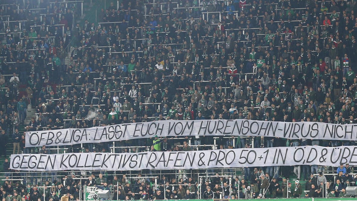 Solidarisieren sich mit deutschen Fans: Anhänger von Rapid Wien zeigen ein Spruchband.