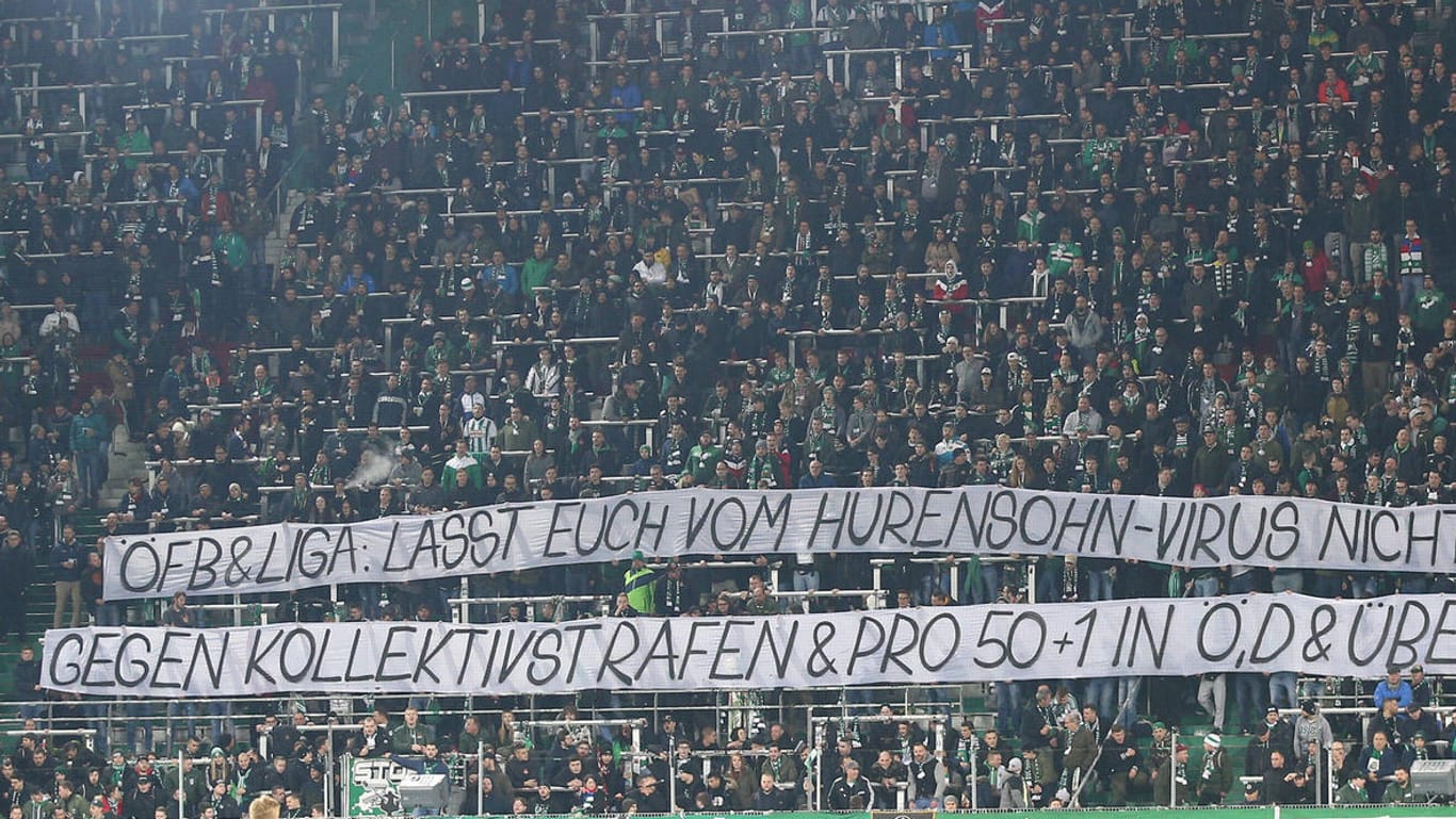 Solidarisieren sich mit deutschen Fans: Anhänger von Rapid Wien zeigen ein Spruchband.