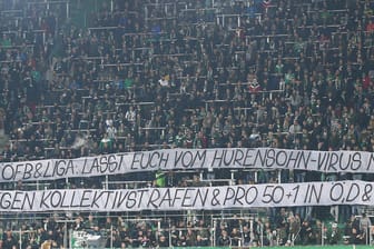 Solidarisieren sich mit deutschen Fans: Anhänger von Rapid Wien zeigen ein Spruchband.