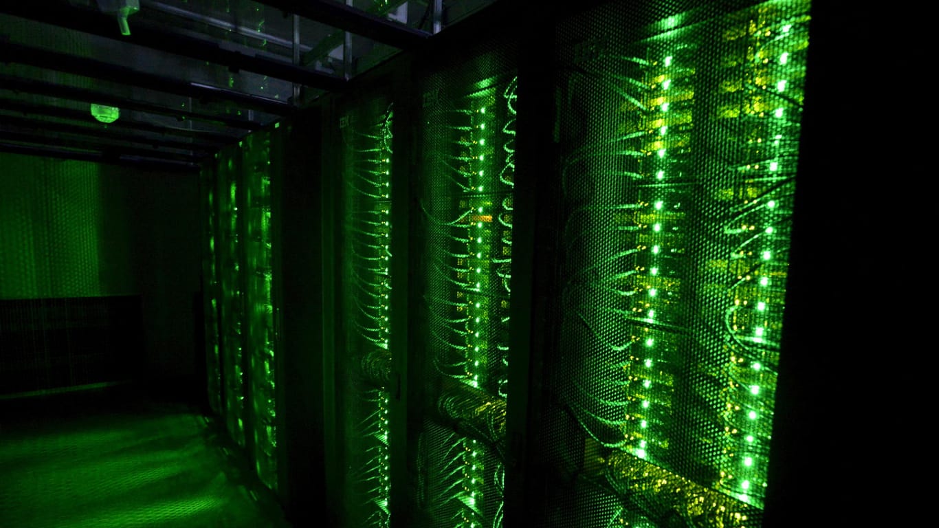 Ein Serverraum ist grün beleuchtet: Unternehmen haben eine Vielzahl an Informationen über User gespeichert.
