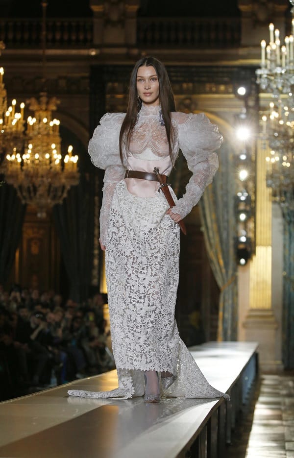 Model Bella Hadid: Während der Fashion Week in Paris zeigte sie ein Kleid von Vivienne Westwood auf dem Laufsteg.